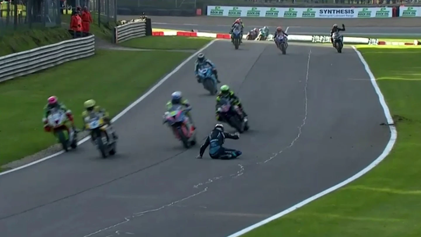 Varios pilotos, cerca de atropellar a otro en Superbikes Varios pilotos, cerca de atropellar a otro en Superbikes