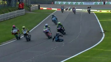 Varios pilotos, cerca de atropellar a otro en Superbikes