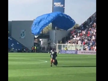 Un paracaidista, en pleno Sassuolo - Inter Un paracaidista, en pleno Sassuolo - Inter