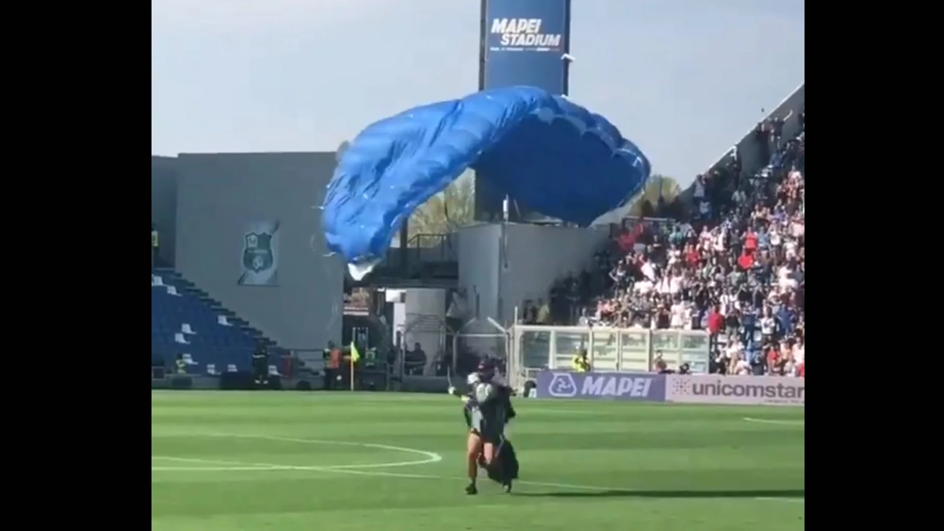 Un paracaidista, en pleno Sassuolo - Inter