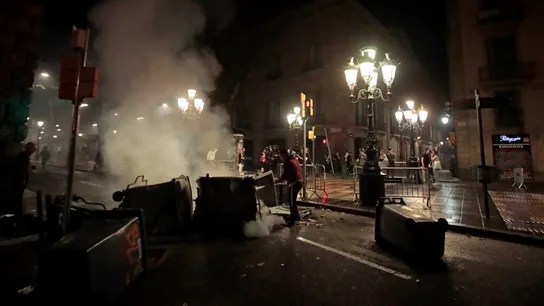 Un vecino apaga un contenedor ardiendo en las Ramblas Un vecino apaga un contenedor ardiendo en las Ramblas