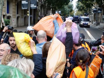 Centenares de personas arrojan bolsas de basura ante la Delegación del Gobierno. Centenares de personas arrojan bolsas de basura ante la Delegación del Gobierno.