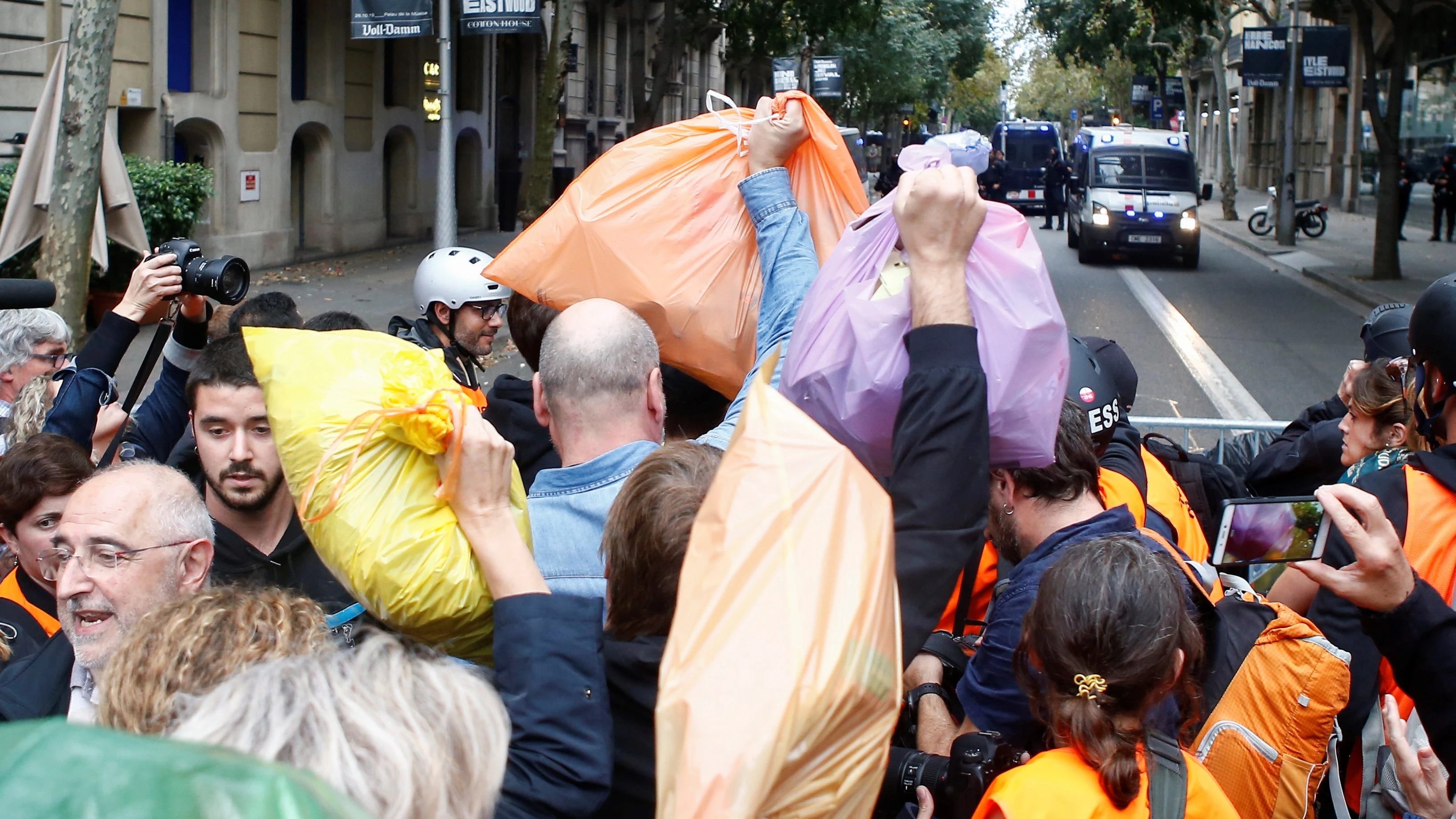 Centenares de personas arrojan bolsas de basura ante la Delegación del Gobierno.