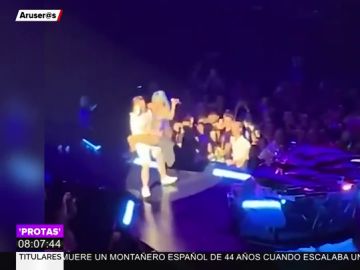 La aparatosa caída de Lady Gaga junto a un fan en pleno concierto La aparatosa caída de Lady Gaga junto a un fan en pleno concierto