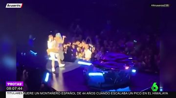 La aparatosa caída de Lady Gaga junto a un fan en pleno concierto 
