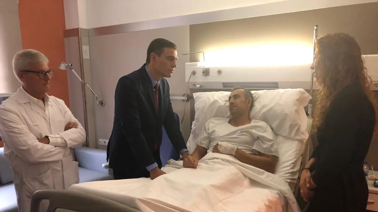 Sánchez visita a los policías heridos en Barcelona Sánchez visita a los policías heridos en Barcelona