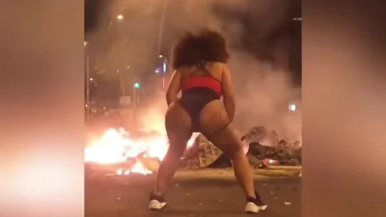 Twerking frente a las barricadas en llamas en Barcelona Twerking frente a las barricadas en llamas en Barcelona