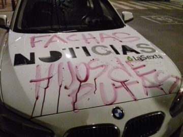 Imagen de un coche de laSexta Noticias con pintadas Imagen de un coche de laSexta Noticias con pintadas