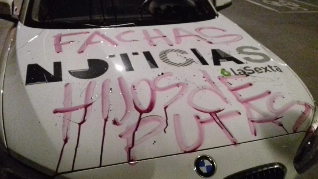 Imagen de un coche de laSexta Noticias con pintadas