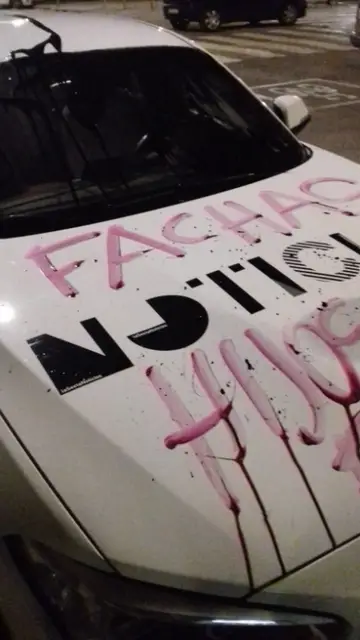 Imagen de un coche de laSexta Noticias con pintadas Imagen de un coche de laSexta Noticias con pintadas