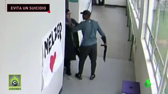 Un entrenador desarma y abraza a un estudiante que quería suicidarse con una escopeta Un entrenador desarma y abraza a un estudiante que quería suicidarse con una escopeta