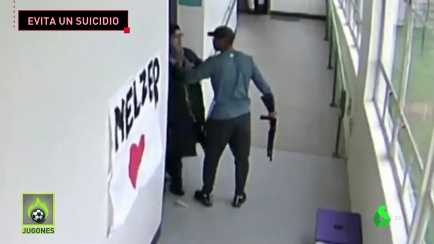 Un entrenador desarma y abraza a un estudiante que quería suicidarse con una escopeta Un entrenador desarma y abraza a un estudiante que quería suicidarse con una escopeta