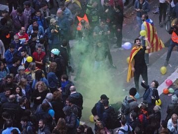 Centenares de personas piden la dimisión del conseller de Interior, Miquel Buch, en una concentración ante la sede de su departamento Centenares de personas piden la dimisión del conseller de Interior, Miquel Buch, en una concentración ante la sede de su departamento