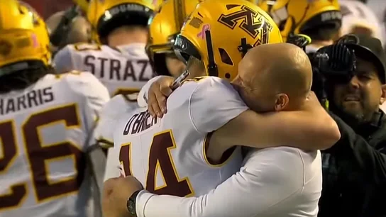 Casey O'Brien abraza a su entrenador Casey O'Brien abraza a su entrenador