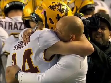 Casey O'Brien abraza a su entrenador Casey O'Brien abraza a su entrenador