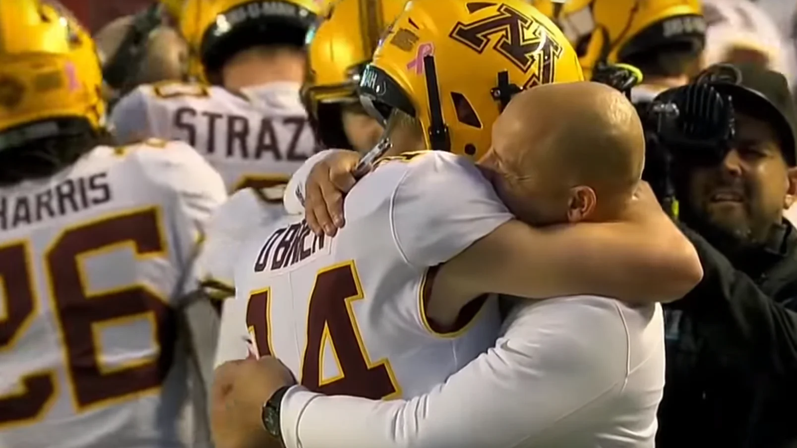 Casey O'Brien abraza a su entrenador