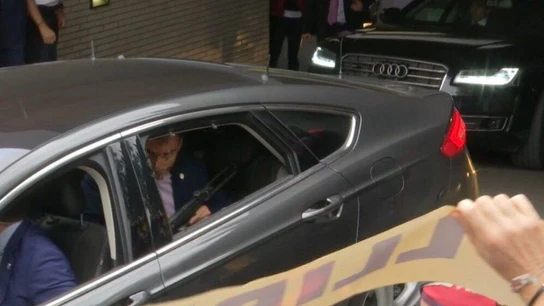 La imagen de uno de los escoltas de Sánchez armado La imagen de uno de los escoltas de Sánchez armado