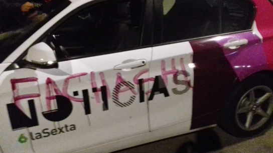 Imagen de un coche de laSexta Noticias con pintadas Imagen de un coche de laSexta Noticias con pintadas