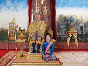 La "consorte real" Sineenat Wongvajirapakdi y el rey Vajiralongkorn La "consorte real" Sineenat Wongvajirapakdi y el rey Vajiralongkorn