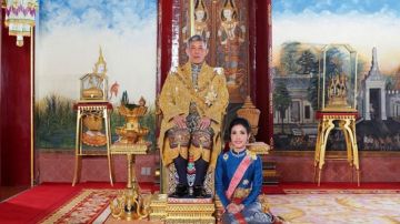 La "consorte real" Sineenat Wongvajirapakdi y el rey Vajiralongkorn