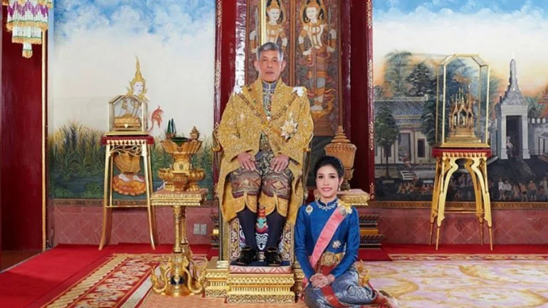 La "consorte real" Sineenat Wongvajirapakdi y el rey Vajiralongkorn