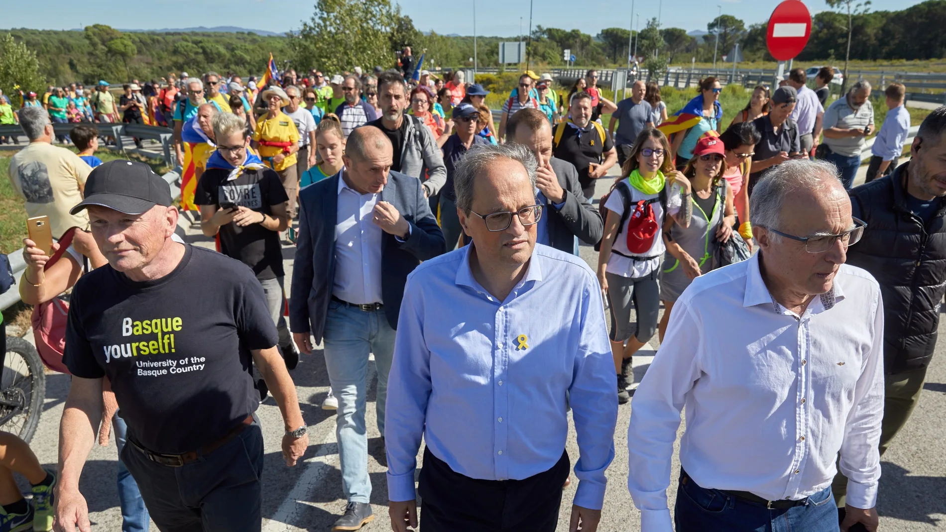Quim Torra y el exlehendakari Juan José Ibarretxe, junto a los simpatizantes independentistas durante el recorrido por la AP-7 desde Girona. Quim Torra y el exlehendakari Juan José Ibarretxe, junto a los simpatizantes independentistas durante el recorrido por la AP-7 desde Girona.