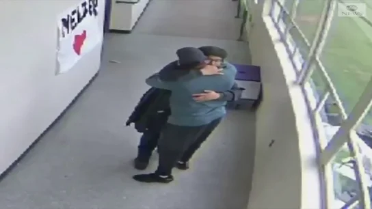 Gran hazaña de un profesor: abraza y desarma a un alumno con una escopeta en un colegio de Oregón Gran hazaña de un profesor: abraza y desarma a un alumno con una escopeta en un colegio de Oregón