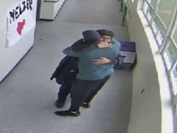 Gran hazaña de un profesor: abraza y desarma a un alumno con una escopeta en un colegio de Oregón Gran hazaña de un profesor: abraza y desarma a un alumno con una escopeta en un colegio de Oregón