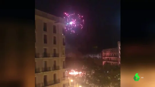 Detenido uno de los jóvenes que lanzó pirotecnia a un helicóptero de los Mossos en Barcelona Detenido uno de los jóvenes que lanzó pirotecnia a un helicóptero de los Mossos en Barcelona