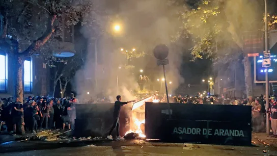 Centenares de manifestantes junto a una barricada de fuego Centenares de manifestantes junto a una barricada de fuego