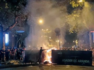 Centenares de manifestantes junto a una barricada de fuego Centenares de manifestantes junto a una barricada de fuego