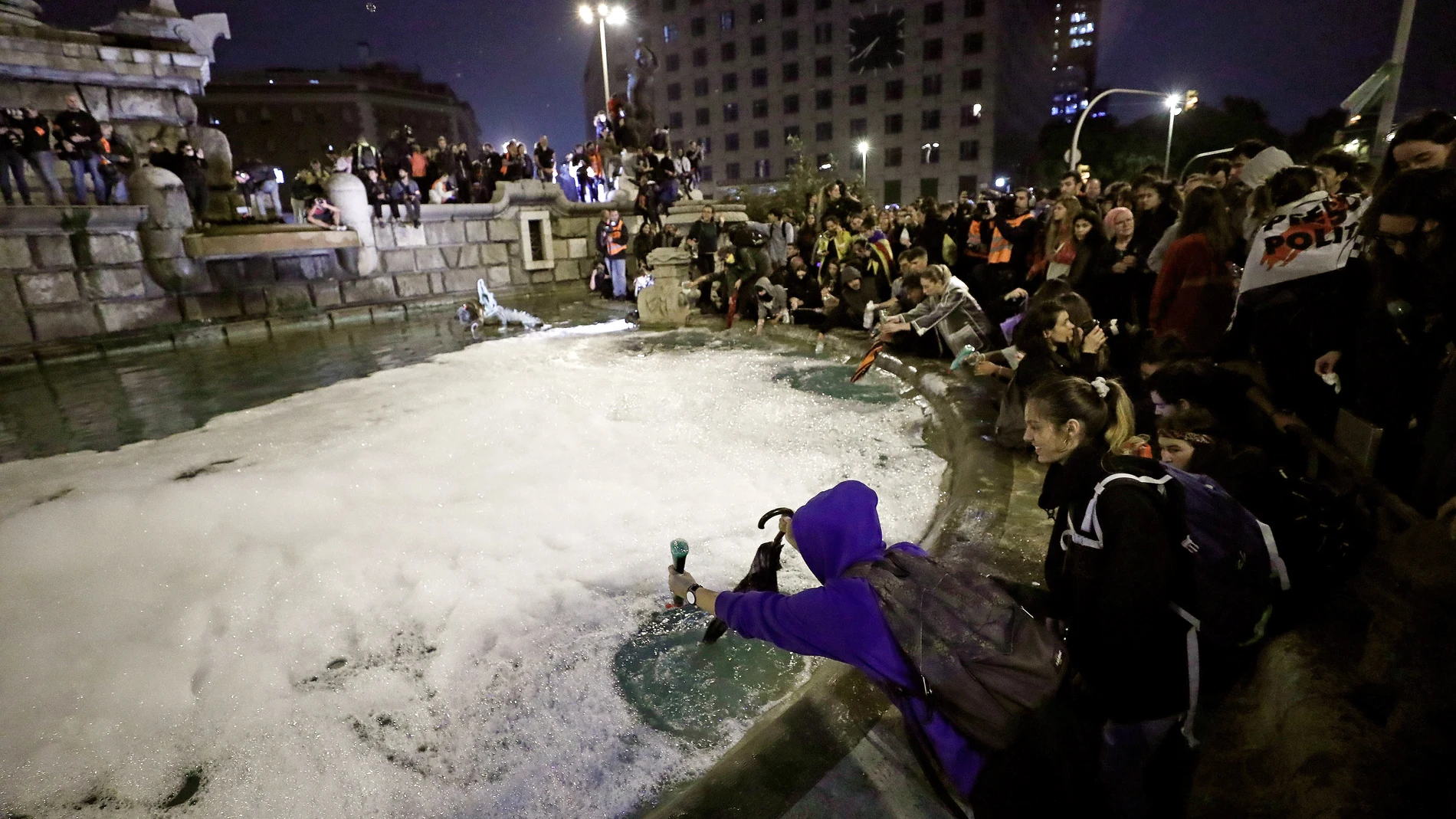 Centenares de personas vierten jabón en la fuente de Plaza España, en Barcelona