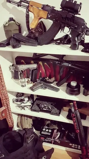 Estantería con armas del descuartizador de Valdemoro Estantería con armas del descuartizador de Valdemoro