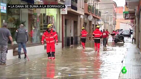 Las im&aacute;genes que deja la DANA en el Mediterr&aacute;neo: mangas marinas, olas de cinco metros y carreteras cortadas