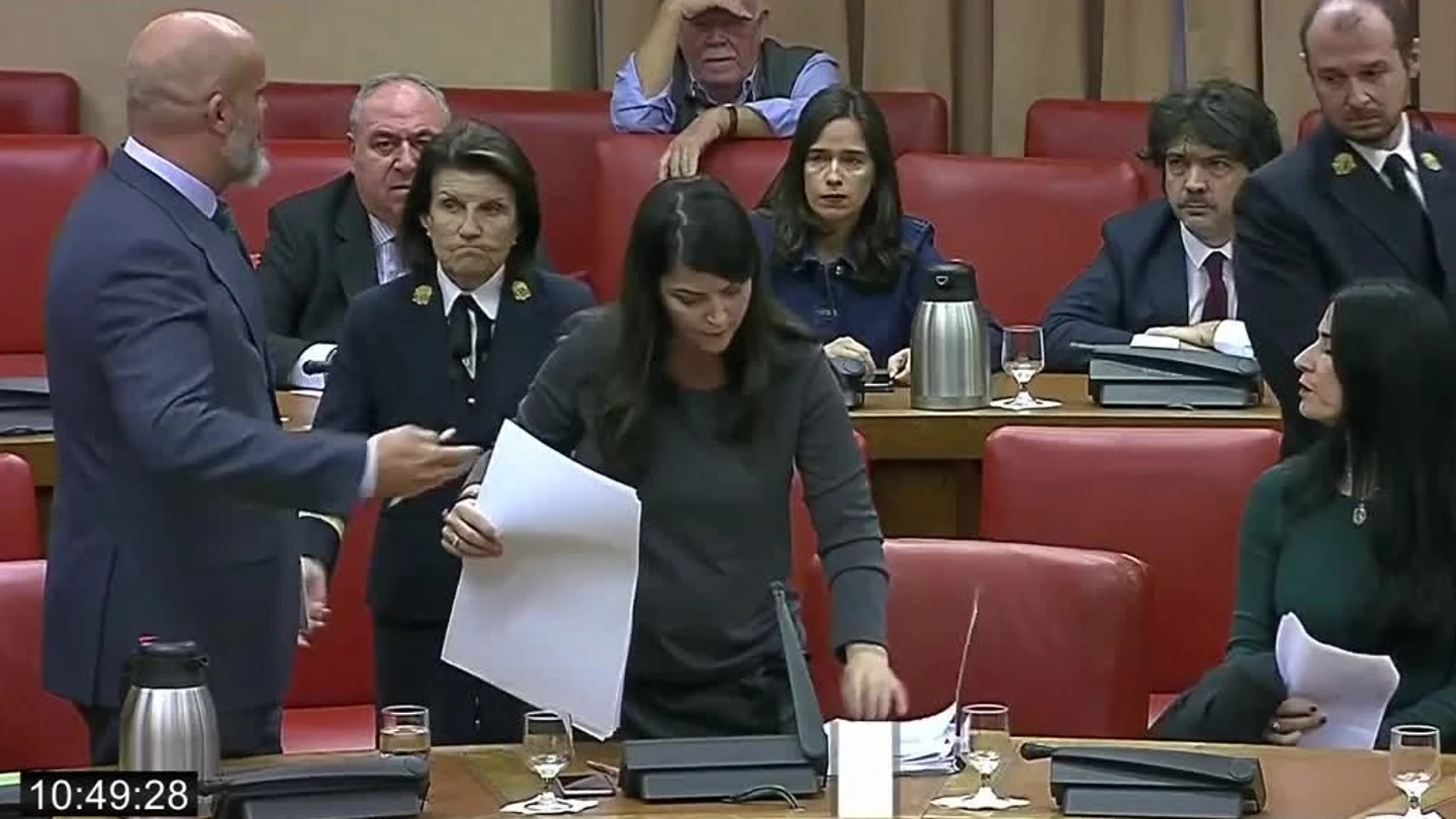 Momento de la expulsión de Macarena Olona de la Diputación Permanente Momento de la expulsión de Macarena Olona de la Diputación Permanente