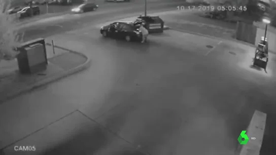 Graban a un hombre arrojando el cadáver de una mujer a la basura en Colorado Graban a un hombre arrojando el cadáver de una mujer a la basura en Colorado