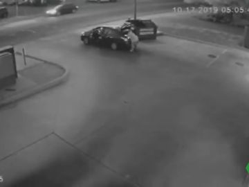Graban a un hombre arrojando el cadáver de una mujer a la basura en Colorado Graban a un hombre arrojando el cadáver de una mujer a la basura en Colorado