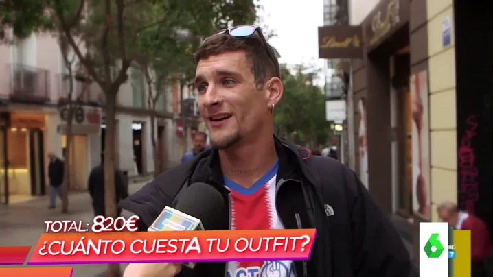 Un joven, con la camiseta del Sporting