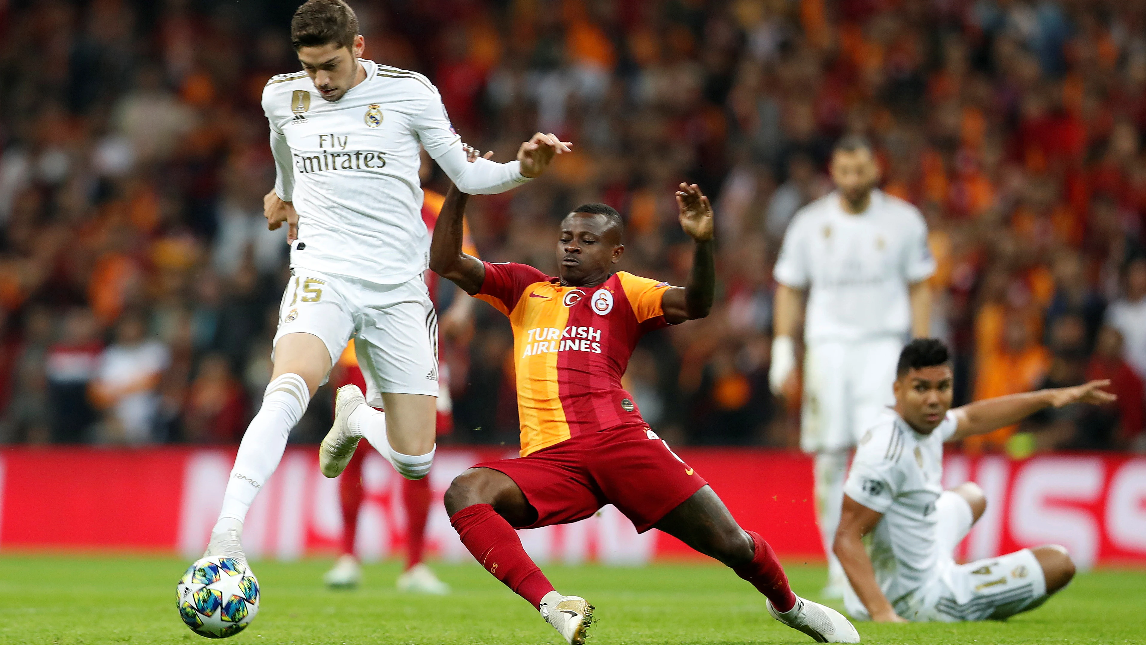 Fede Valverde, en una muestra de su superioridad física en el Ali Sami Yen de Estambul