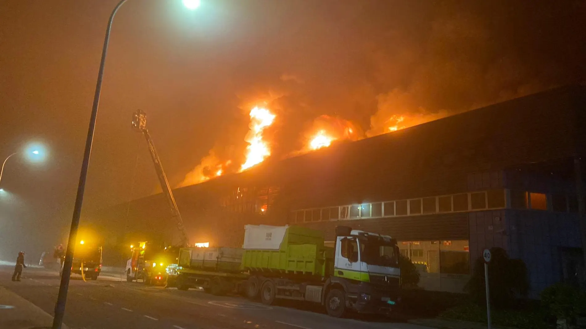 Un incendio destruye una nave industrial en Betanzos, A Coruña