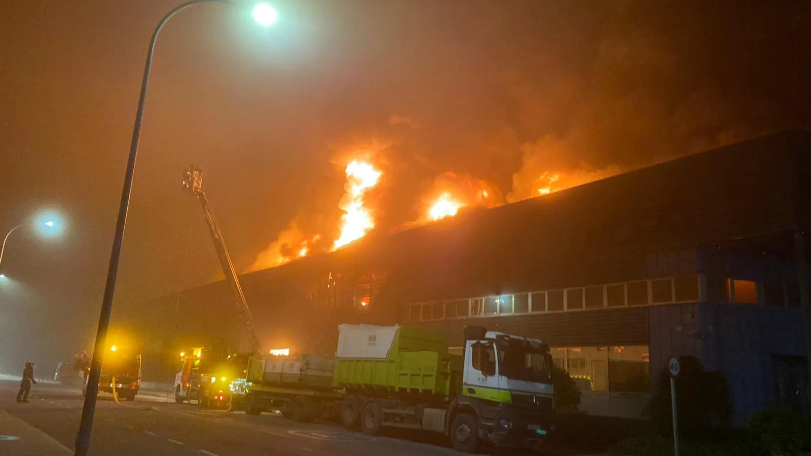 Un incendio destruye una nave industrial en Betanzos, A Coruña