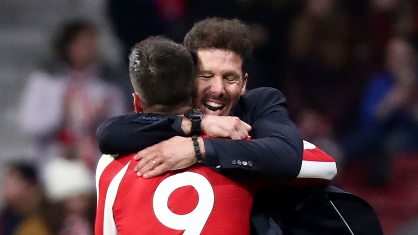 Morata y Simeone se abrazan