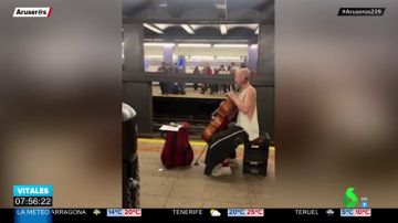El concierto improvisado entre un violonchelista y un violinista en el Metro de Nueva York