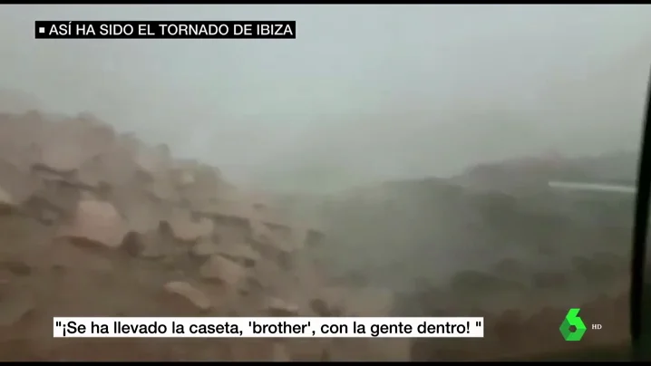 Un tornado arranca una caseta de obra en Ibiza