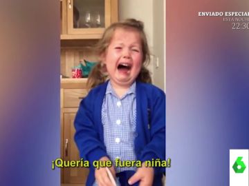 Un niña llora al saber que tendrá un hermano Un niña llora al saber que tendrá un hermano