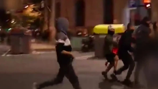 Ultras de extrema derecha agredieron brutalmente a un manifestante independentista en Barcelona Ultras de extrema derecha agredieron brutalmente a un manifestante independentista en Barcelona