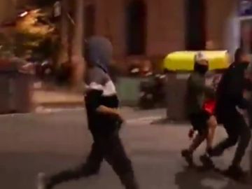 Ultras de extrema derecha agredieron brutalmente a un manifestante independentista en Barcelona Ultras de extrema derecha agredieron brutalmente a un manifestante independentista en Barcelona