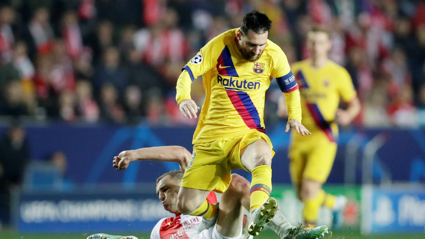 Messi, en posición forzada ante la férrea defensa checa Messi, en posición forzada ante la férrea defensa checa