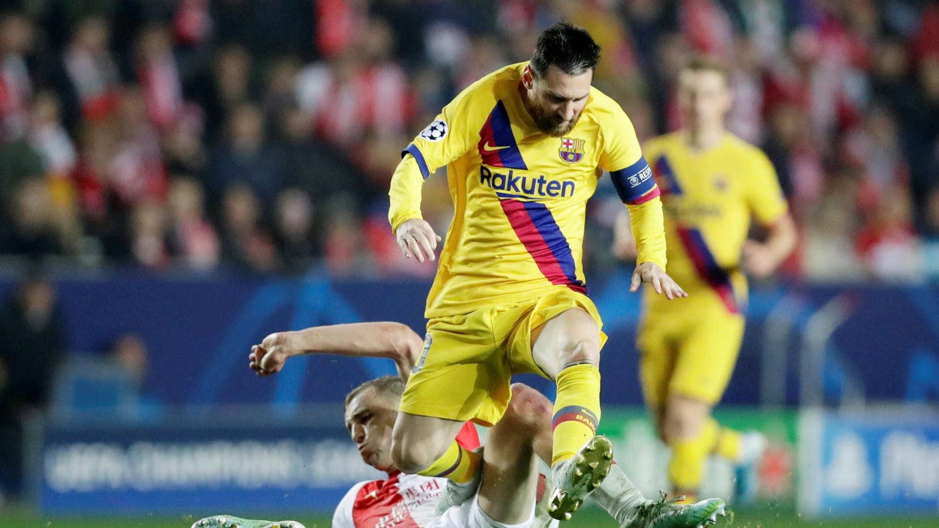 Messi, en posición forzada ante la férrea defensa checa