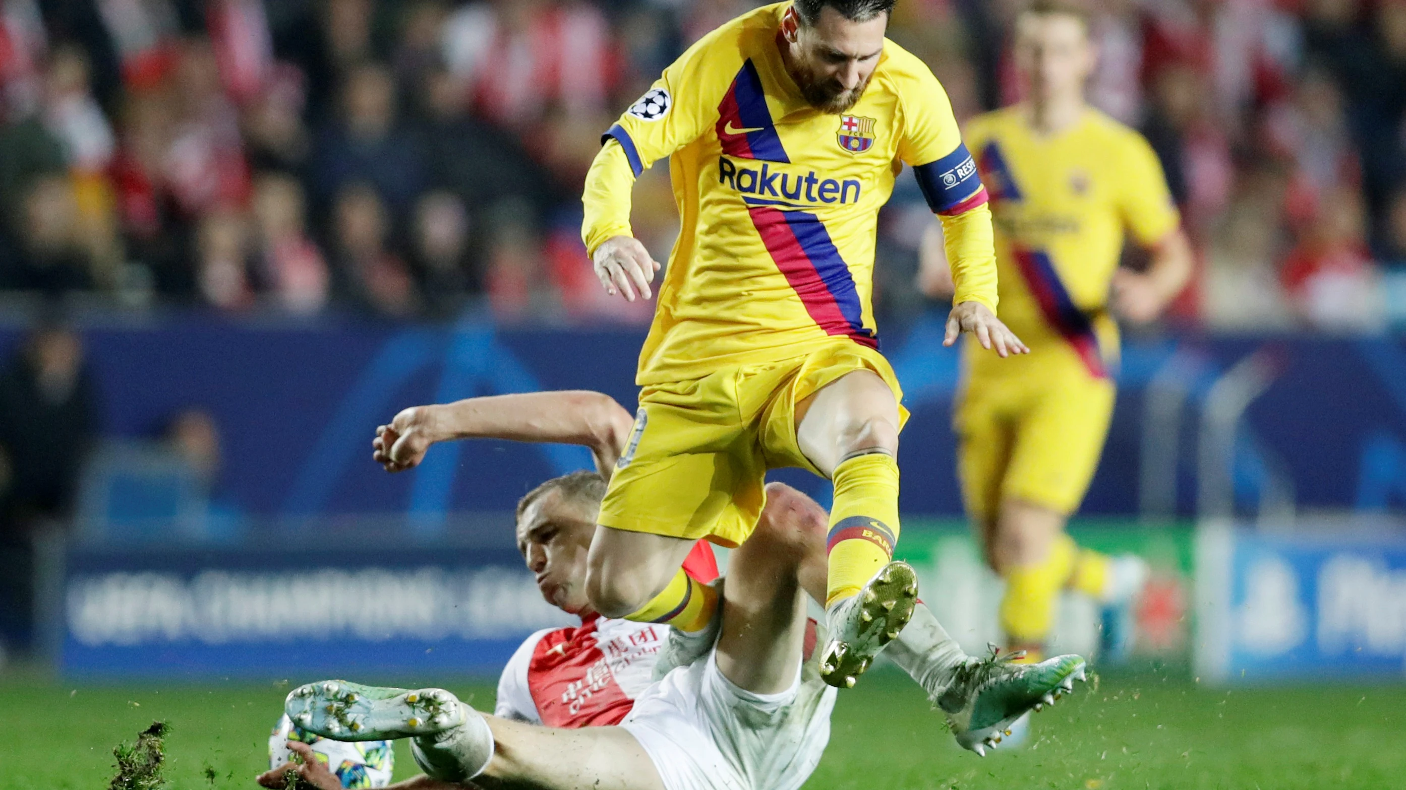 Messi, en posición forzada ante la férrea defensa checa